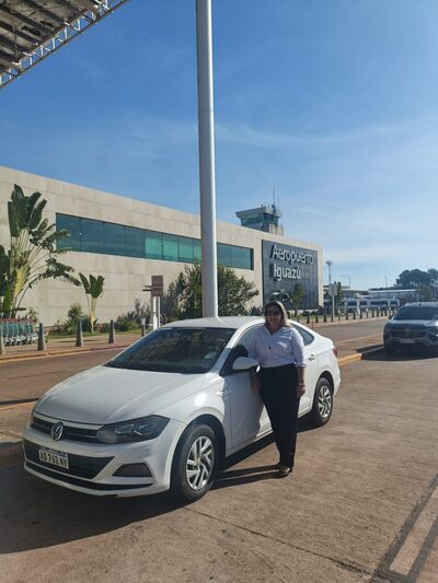 Zulma Cecilia junto a su Volkswagen Virtus en el Aeropuerto de Puerto Iguazú